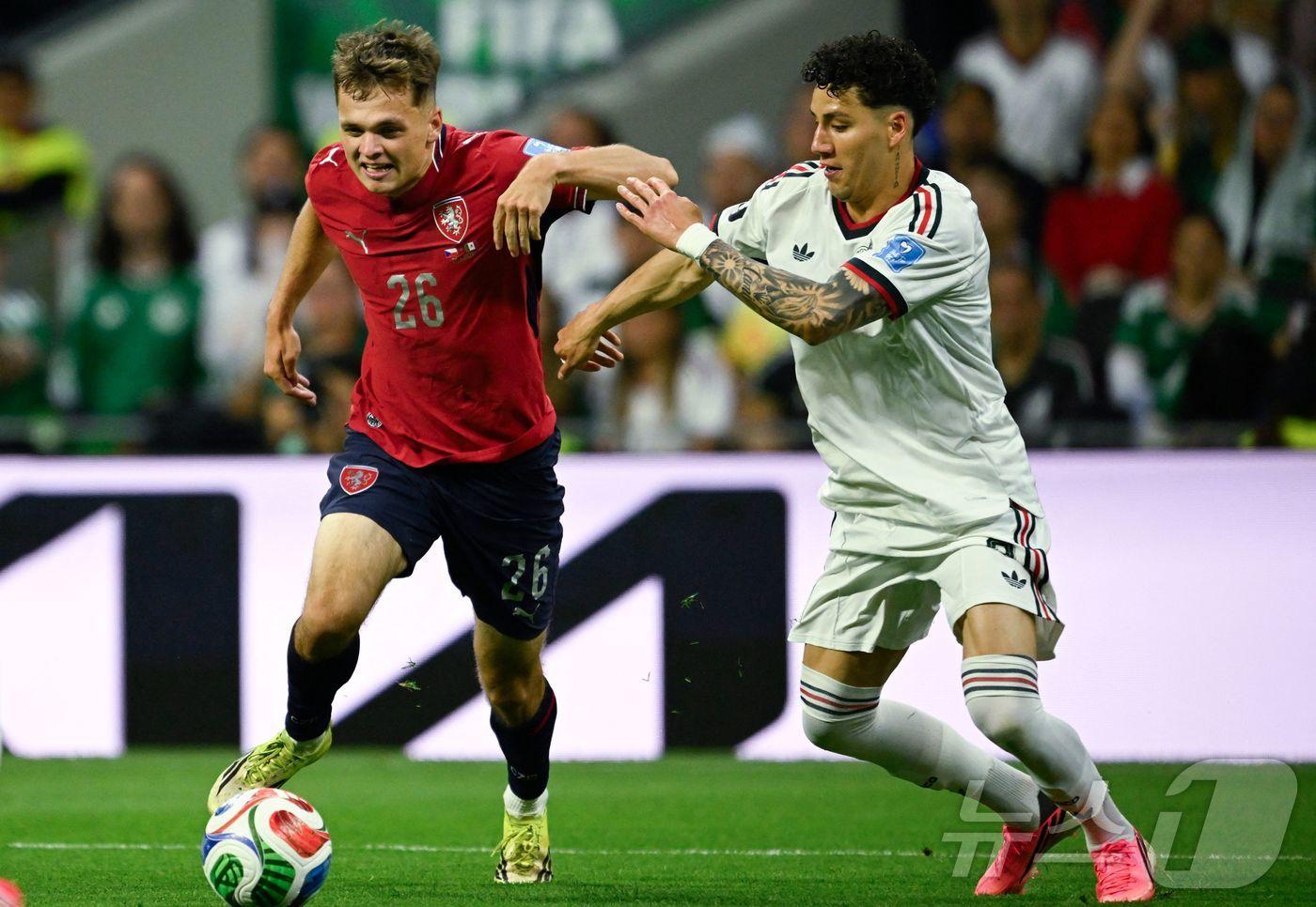 본문 이미지 - 체코(유니폼 상의 빨간색)는 25일(한국시간) 열린 2026 FIFA 북중미 월드컵 A조 조별리그 3차전에서 멕시코와 0-0으로 맞선 채 전반전을 마쳤다. ⓒ AFP=뉴스1