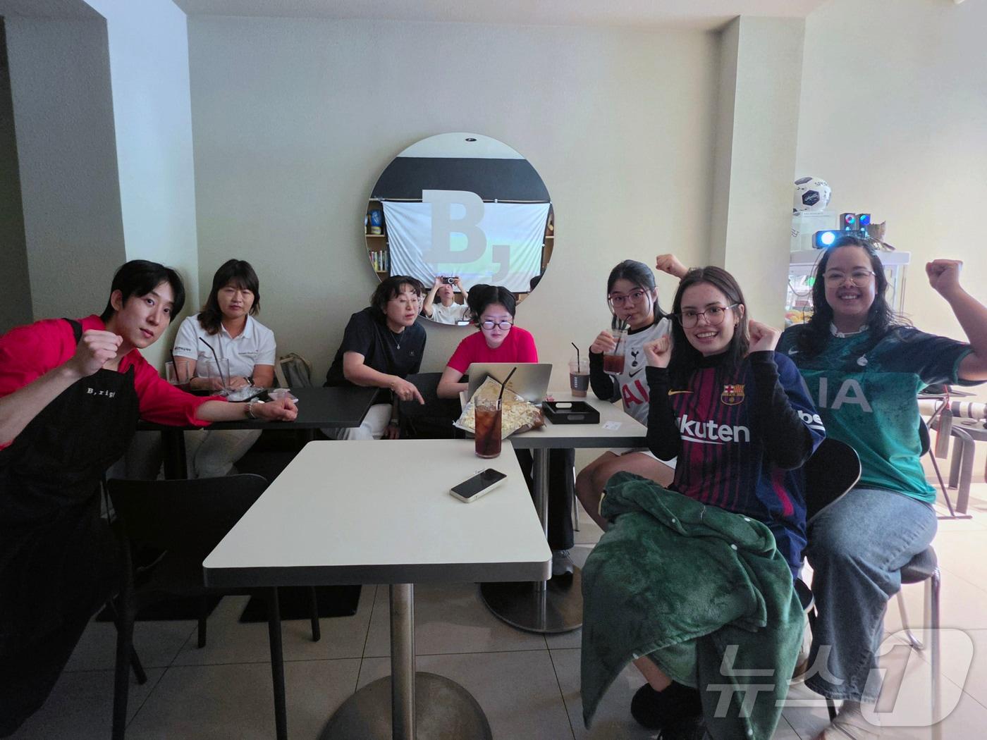 본문 이미지 - 25일 오전 광주 북구의 한 카페를 찾은 시민들이 월드컵 중계화면 스크린 앞에 모여 대한민국 축구 대표팀의 월드컵 경기를 응원하고 있다. 2026.6.25 ⓒ 뉴스1 조수민 수습기자