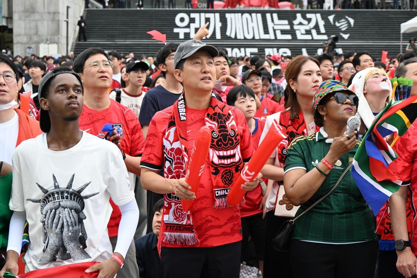 본문 이미지 - 오세훈 서울시장이 25일 광화문광장 일대에서 열린 '2026 북중미 월드컵 대한민국-남아프리카공화국 공동응원전'에서 신디스와 음쿠쿠 주한남아공대사와 경기를 관람하고 있다.(서울시 제공)