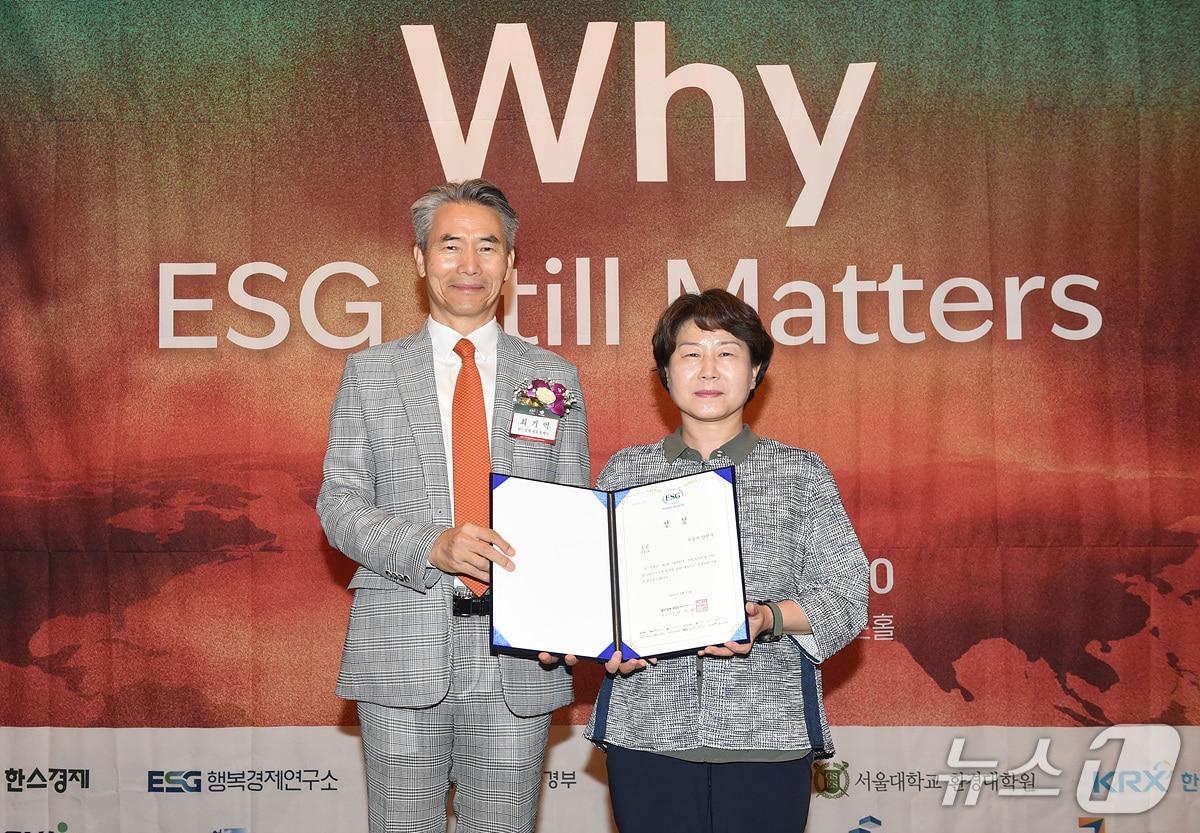 본문 이미지 - 지난 23일 개최된 ‘2026 ESG 코리아 어워즈’ 시상식에서 양천구가 서울 지역 대상을 수상한 뒤 관계자들이 기념촬영을 하고 있다.(양천구청장 제공)