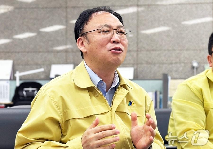 본문 이미지 - 이용권 산림재난통제관이 25일 정부대전청사에서 브리핑을 하고 있다./뉴스1