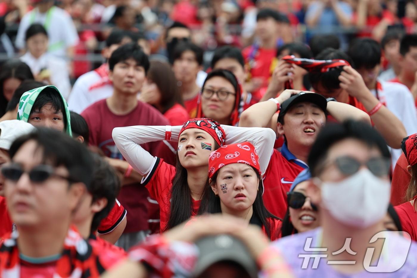 본문 이미지 - 축구 국가대표팀 공식 서포터즈 붉은악마와 시민들이 25일 서울 종로구 광화문광장에서 열린 2026 국제축구연맹(FIFA) 북중미월드컵 A조 조별리그 3차전 대한민국과 남아프리카공화국의 경기 거리응원에서 실점에 아쉬워 하고 있다. 2026.6.25 ⓒ 뉴스1 오대일 기자