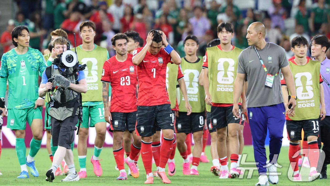 본문 이미지 - 대한민국 축구국가대표팀 선수들이 24일(현지시간) 멕시코 몬테레이 스타디움에서 열린 2026 북중미 월드컵 A조 조별리그 3차전 대한민국과 남아프리카 공화국의 경기에서 0대1로 패한 뒤 피치를 돌고 있다. 2026.6.25 ⓒ 뉴스1 박지혜 기자