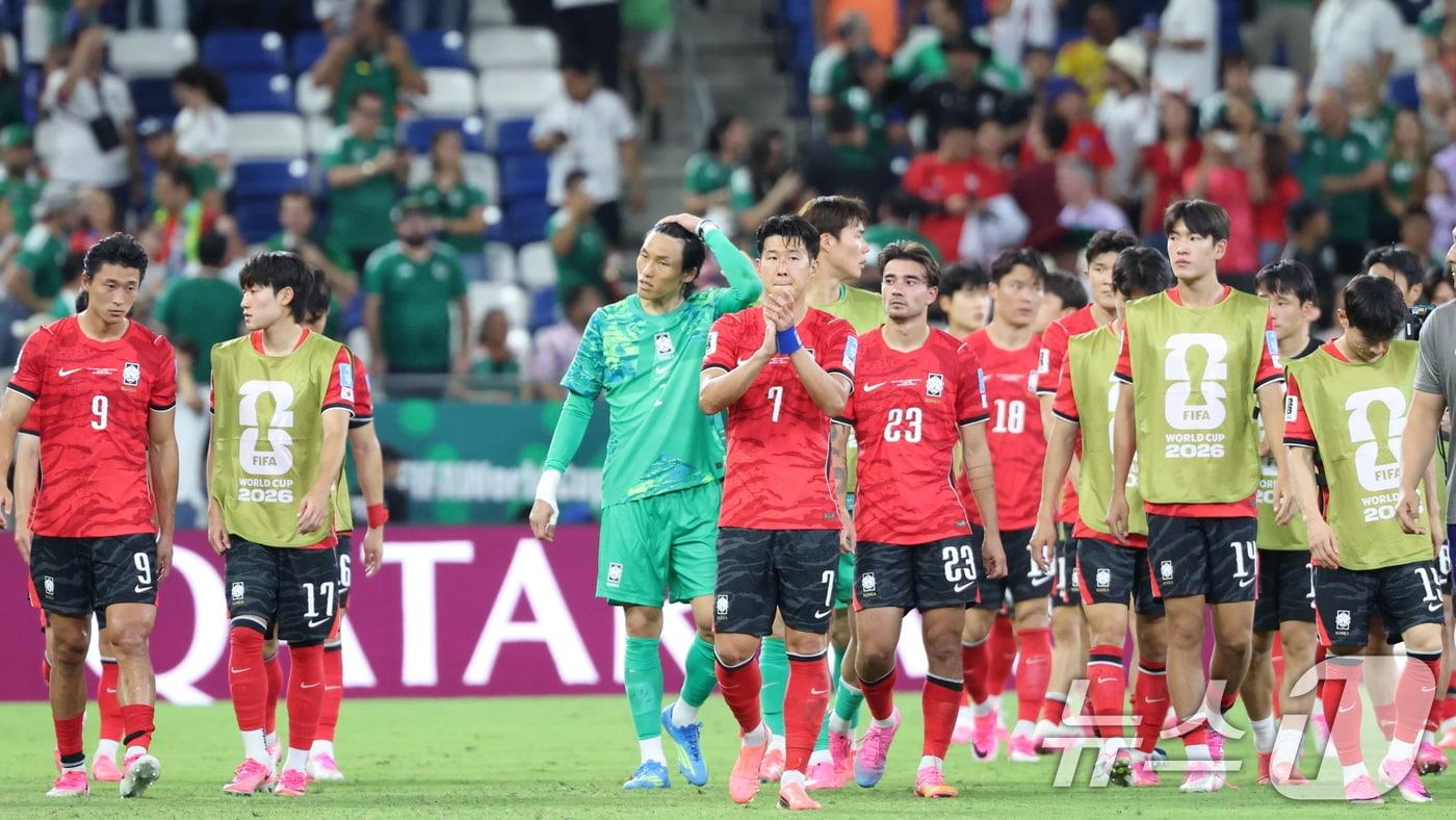 본문 이미지 - 대한민국 축구국가대표팀 손흥민을 비롯한 선수들이 24일(현지시간) 멕시코 몬테레이 스타디움에서 열린 2026 북중미 월드컵 A조 조별리그 3차전 대한민국과 남아프리카 공화국의 경기에서 0대 1로 패배한 후 그라운드를 돌며 인사하고 있다. 2026.6.25 ⓒ 뉴스1 박지혜 기자