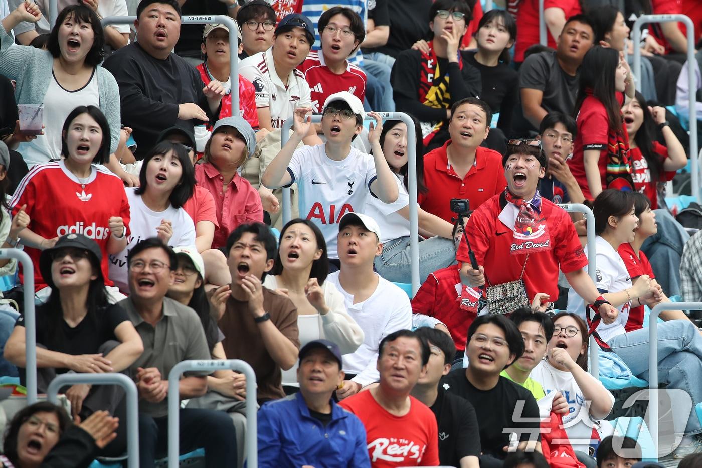 본문 이미지 - 25일 대구FC 홈구장인 대구iM뱅크파크에서 2026 북중미월드컵 A조 조별리그 3차전 대한민국과 남아프리카공화국의 경기를 지켜보던 시민들이 한국 대표팀의 슈팅이 빗나가자 아쉬워하고 있다. 2026.6.25 ⓒ 뉴스1 공정식 기자