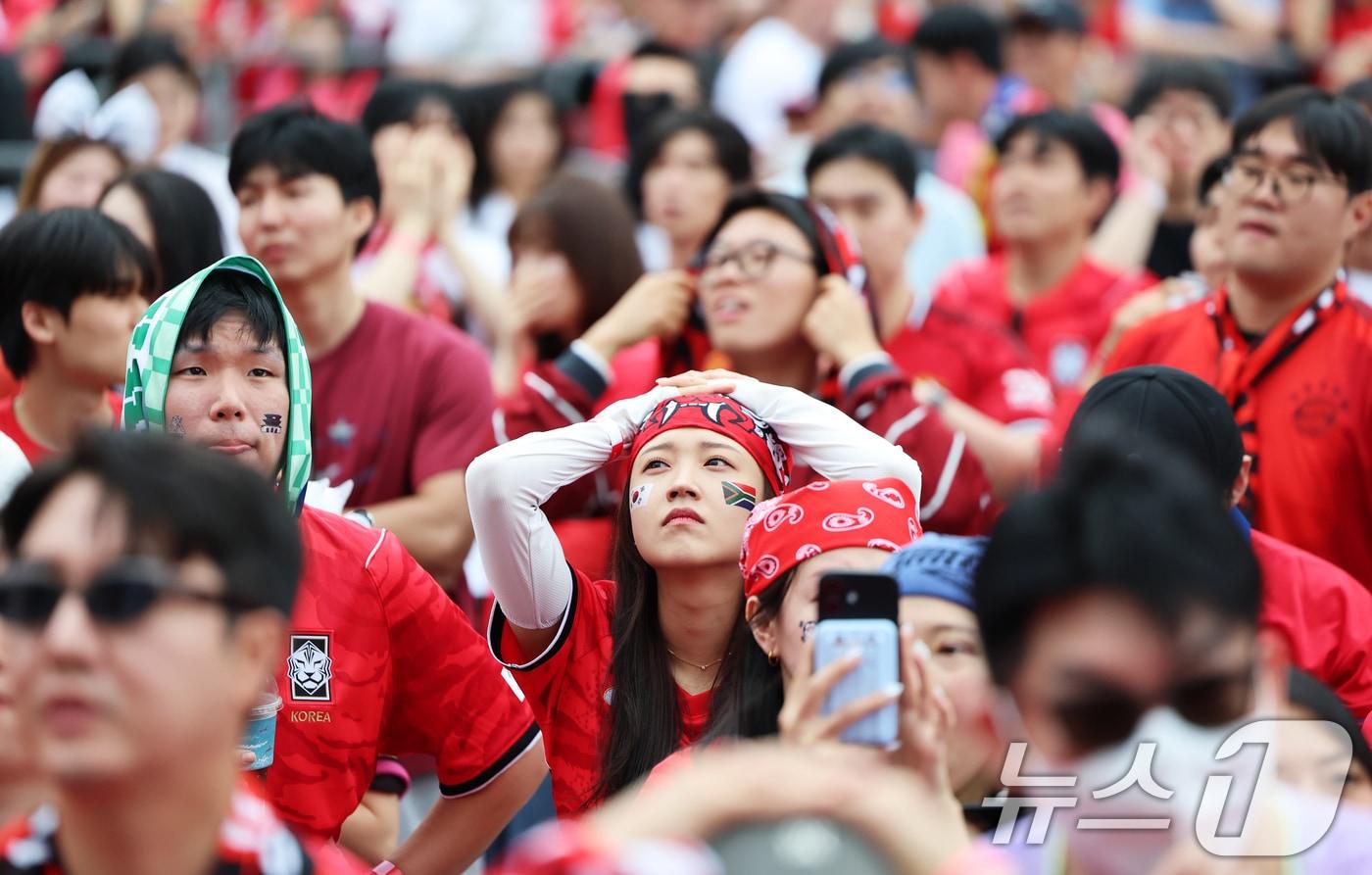 본문 이미지 - 축구 국가대표팀 공식 서포터즈 붉은악마와 시민들이 25일 서울 종로구 광화문광장에서 열린 2026 국제축구연맹(FIFA) 북중미월드컵 A조 조별리그 3차전 대한민국과 남아프리카공화국의 경기 거리응원에서 후반 17분 실점을 허용하자 아쉬워하고 있다. 2026.6.25 ⓒ 뉴스1 오대일 기자