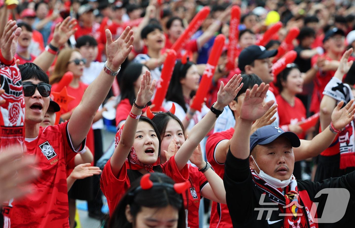 본문 이미지 - 축구 국가대표팀 공식 서포터즈 붉은악마와 시민들이 25일 서울 종로구 광화문광장에서 열린 2026 국제축구연맹(FIFA) 북중미월드컵 A조 조별리그 3차전 대한민국과 남아프리카공화국의 경기 거리응원에서 태극전사들을 목 놓아 응원하고 있다. ⓒ 뉴스1 오대일 기자