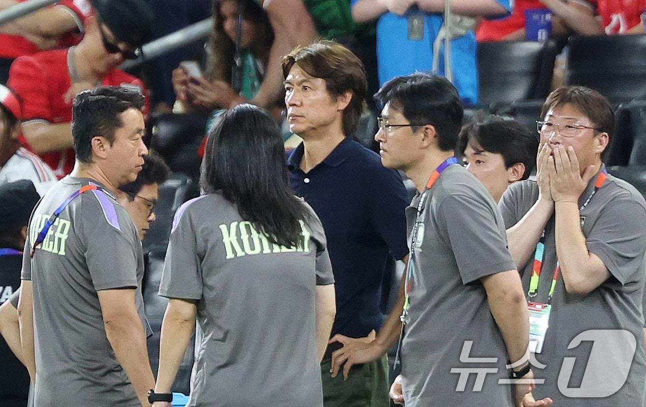 본문 이미지 - 대한민국 축구국가대표팀 홍명보 감독이 24일(현지시간) 멕시코 몬테레이 스타디움에서 열린 2026 북중미 월드컵 A조 조별리그 3차전 대한민국과 남아프리카 공화국의 경기에서 0-1로 패한 뒤 아쉬워 하고 있다 2026.6.25 ⓒ 뉴스1 박지혜 기자