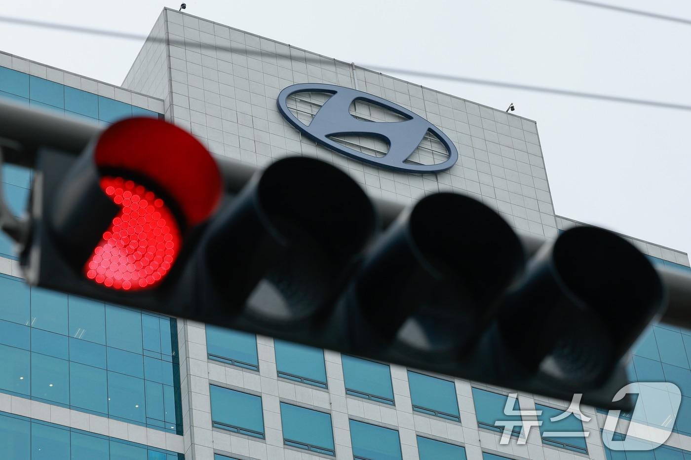 본문 이미지 - 현대자동차 노동조합이 조합원 86.65% 찬성으로 파업을 가결하면서 25일 중앙노동위원회의 결정에 따라 파업권을 확보하면 본격적인 파업 수순에 들어갈 전망이다. 사진은 이날 서울 서초구 현대차·기아 양재 사옥. 2026.6.25 ⓒ 뉴스1 안은나 기자