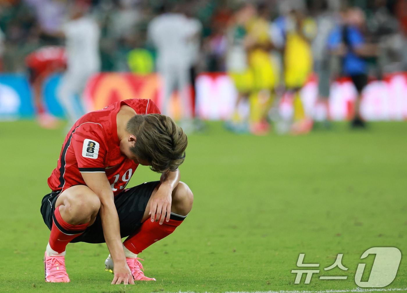본문 이미지 - 대한민국 축구국가대표팀 이강인이 24일(현지시간) 멕시코 몬테레이 스타디움에서 열린 2026 북중미 월드컵 A조 조별리그 3차전 대한민국과 남아프리카 공화국의 경기에서 1-0으로 패한 뒤 아쉬워 하고 있다. 2026.6.25 ⓒ 뉴스1 임세영 기자