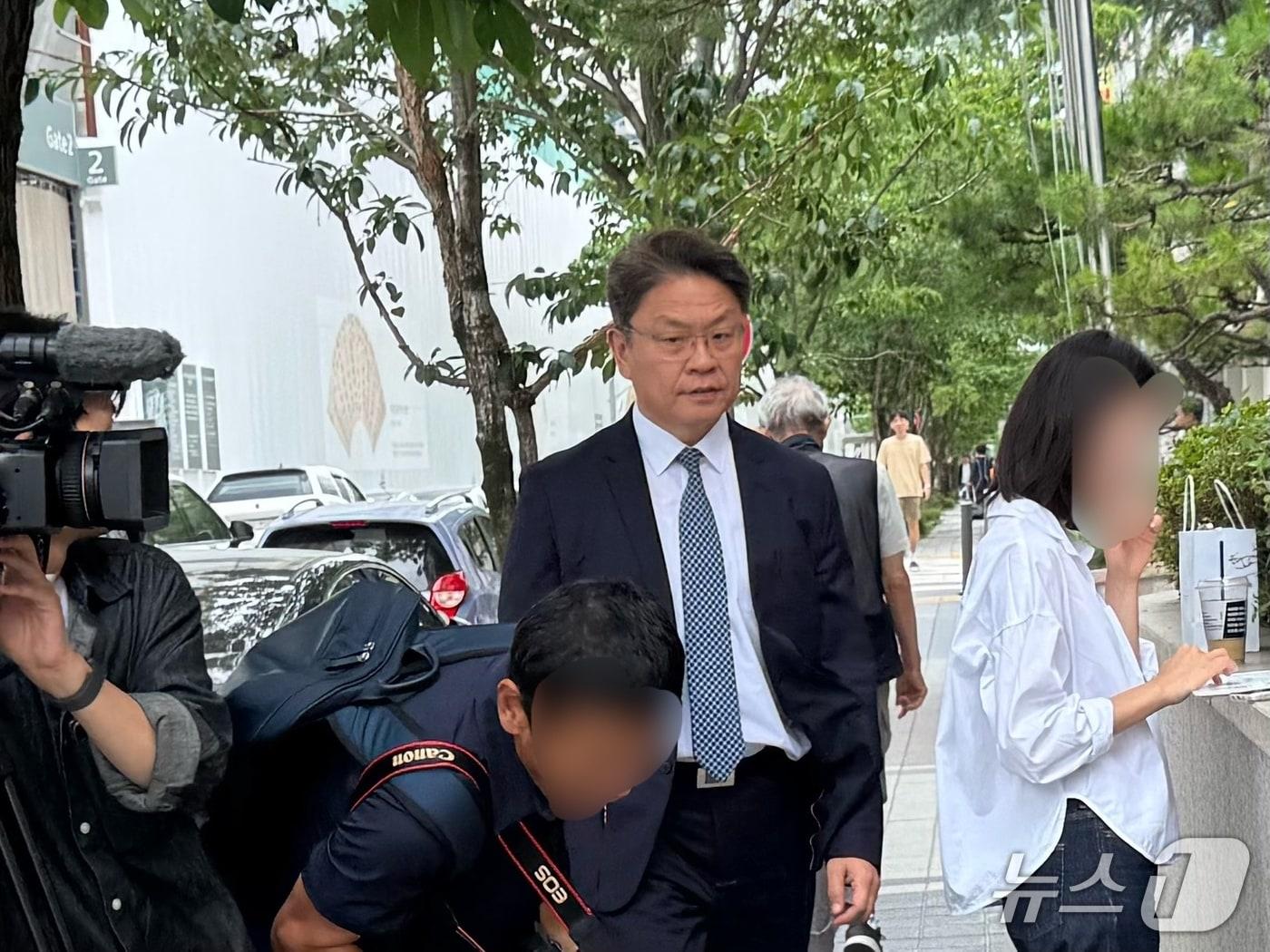 본문 이미지 - 이시원 전 대통령실 공직기강비서관이 25일 경기 과천시 2차종합특검팀(특별검사 권창영) 사무실에 출석하고 있다. 2026.6.25./ⓒ송송이 기자