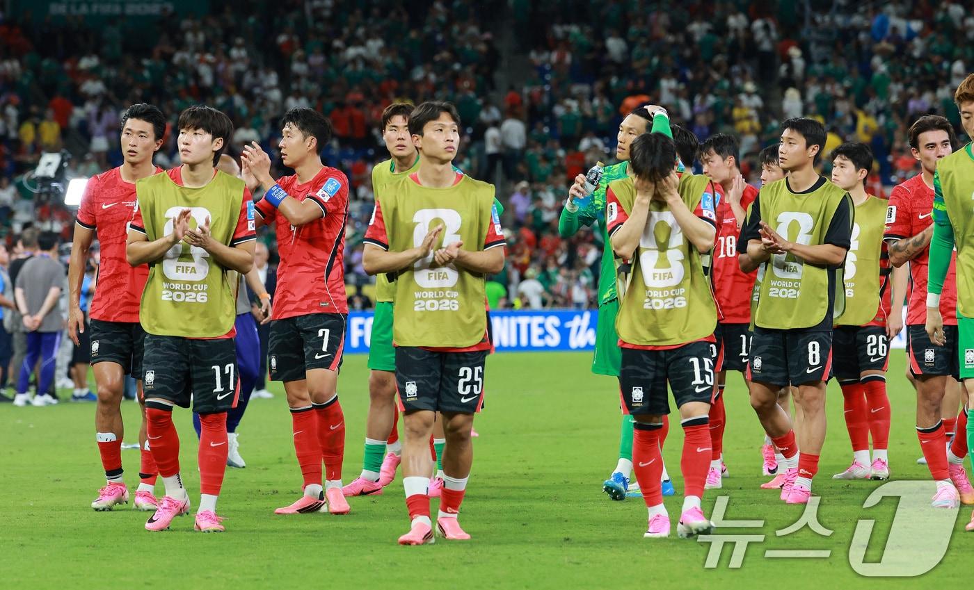 본문 이미지 - 대한민국 축구국가대표팀 손흥민을 비롯한 선수들이 24일(현지시간) 멕시코 몬테레이 스타디움에서 열린 2026 북중미 월드컵 A조 조별리그 3차전 대한민국과 남아프리카 공화국의 경기에서 0대 1로 패배한 후 아쉬워하고 있다. 2026.6.25 ⓒ 뉴스1 임세영 기자