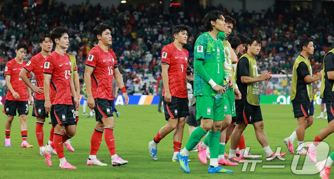 본문 이미지 - 대한민국 축구국가대표팀 선수들이 24일(현지시간) 멕시코 몬테레이 스타디움에서 열린 2026 북중미 월드컵 A조 조별리그 3차전 대한민국과 남아프리카 공화국의 경기에서 0대 1로 패배한 후 아쉬워하고 있다. 2026.6.25 ⓒ 뉴스1 임세영 기자