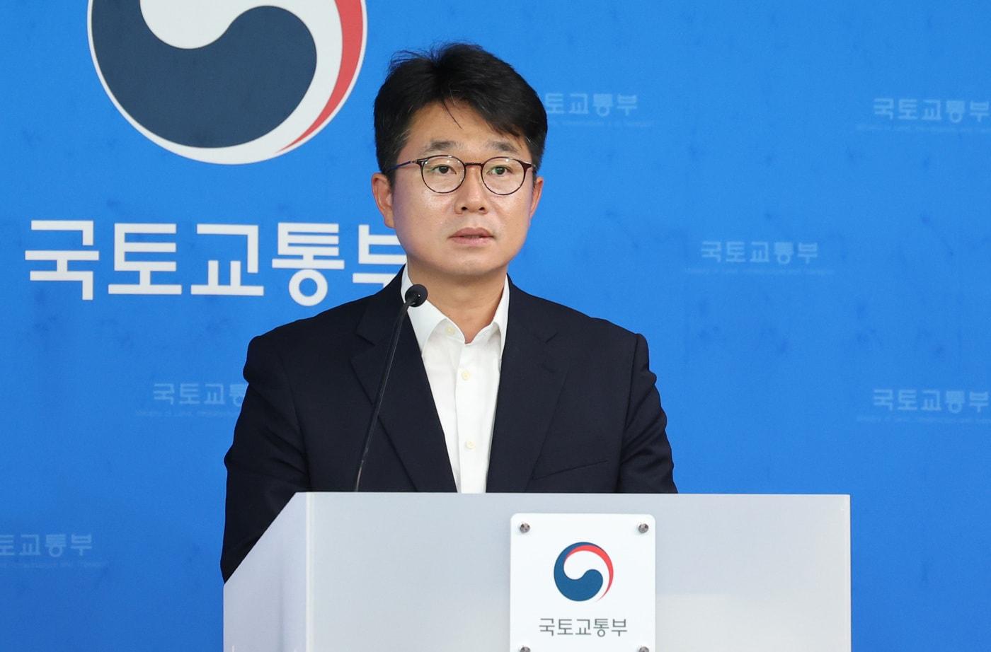 본문 이미지 - 박지홍 대도시권광역교통위원회 상임위원이 25일 세종시 정부세종청사에서 전 국민이 이용할 수 있는 반값 모두의카드 시행 내용을 발표하고 있다 2026.6.24 ⓒ 뉴스1 김기남 기자
