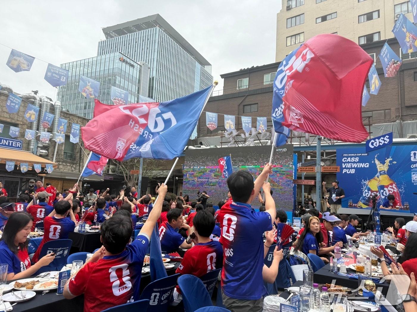 본문 이미지 - 서울 을지로 달맞이광장바베큐 '카스 뷰잉펍'에서 25일 열린 한국 축구 국가대표팀의 경기를 참가자들이 응원하고 있다. ⓒ 뉴스1 황두현 기자