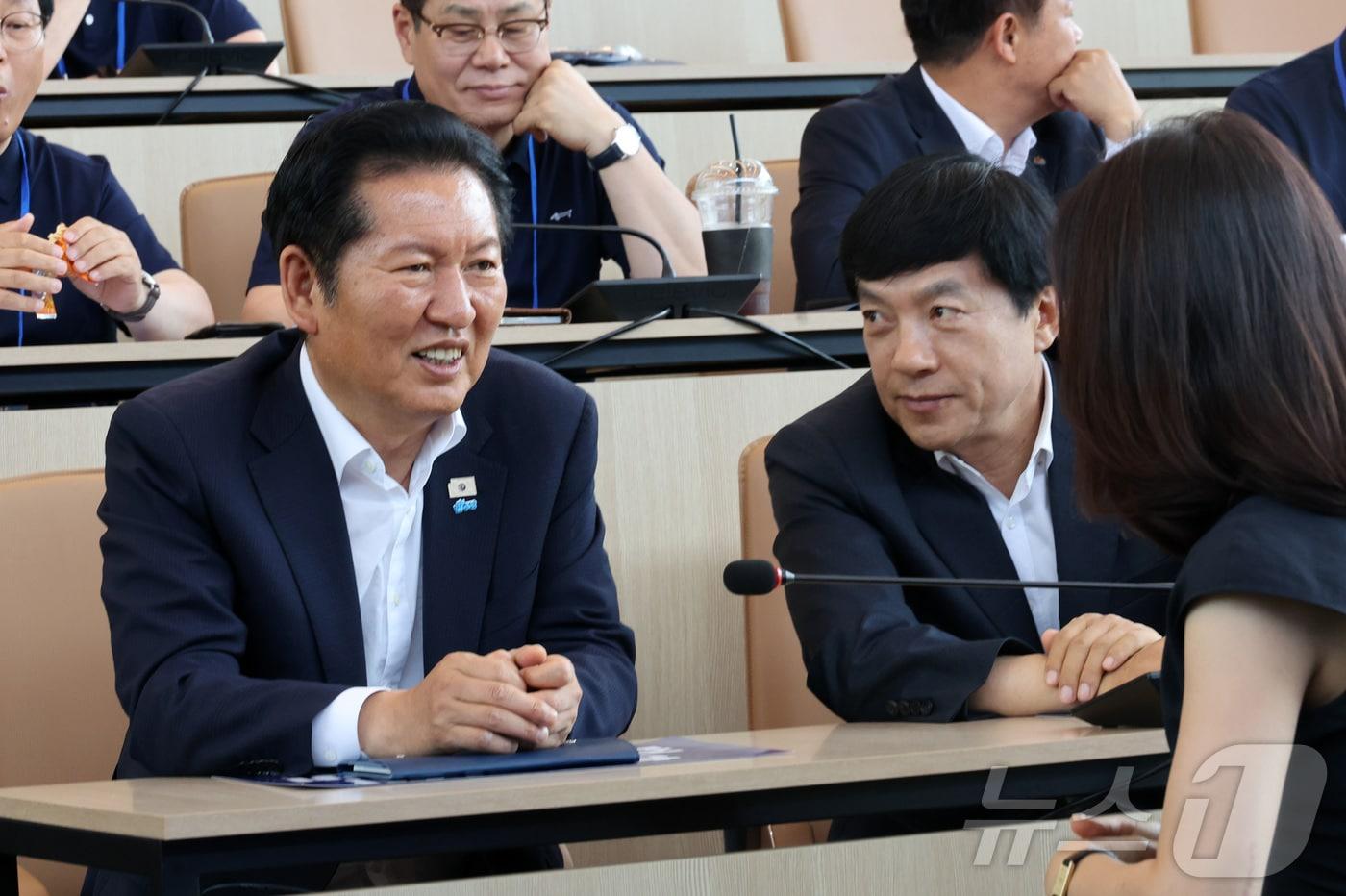 본문 이미지 - 정청래 전 더불어민주당 대표가 25일 전북 정읍시 아우름캠퍼스에서 열린 당선인 워크숍에서 이성윤 의원과대화를 나누고 있다.2026.06.25 ⓒ 뉴스1 김동규 기자