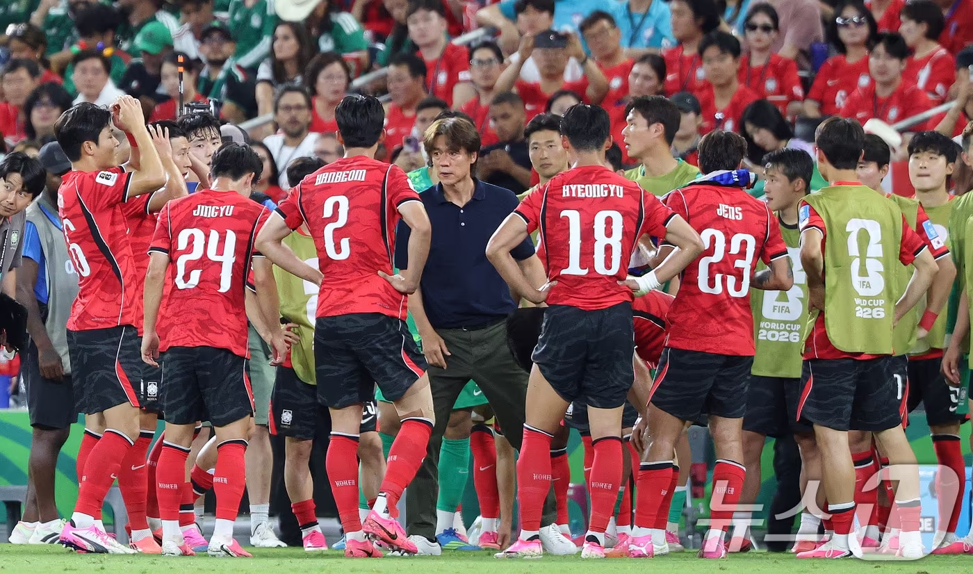 본문 이미지 - 대한민국 축구국가대표팀 홍명보 감독이 24일(현지시간) 멕시코 몬테레이 스타디움에서 열린 2026 북중미 월드컵 A조 조별리그 3차전 대한민국과 남아프리카 공화국의 경기 중 하이드레이션브레이크 시간에 선수들에게 작전을 지시하고 있다. 2026.6.25 ⓒ 뉴스1 박지혜 기자