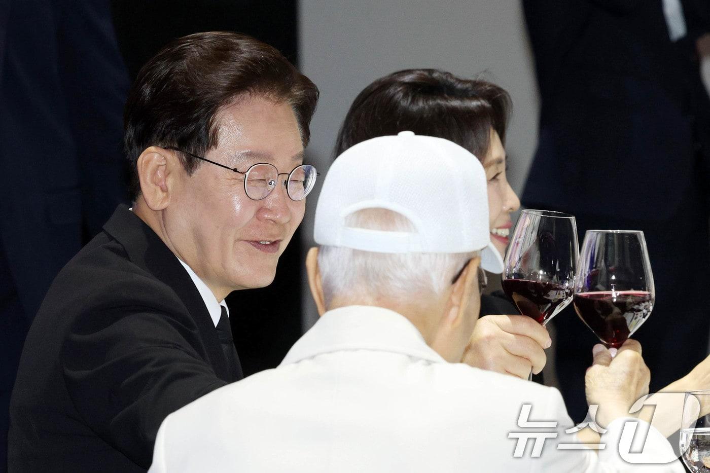 본문 이미지 - 이재명 대통령이 25일 경기 수원 영통구 수원컨벤션센터에서 열린 6·25 전쟁 제76주년 위로연에서 참석 유공자와 건배를 하고 있다. (청와대통신사진기자단) 2026.6.25 ⓒ 뉴스1 이재명 기자