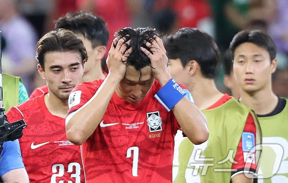 본문 이미지 - 대한민국 축구국가대표팀 손흥민이 24일(현지시간) 멕시코 몬테레이 스타디움에서 열린 2026 북중미 월드컵 A조 조별리그 3차전 대한민국과 남아프리카 공화국의 경기에서 0-1로 패한 뒤 아쉬워 하고 있다. 2026.6.25 ⓒ 뉴스1 박지혜 기자