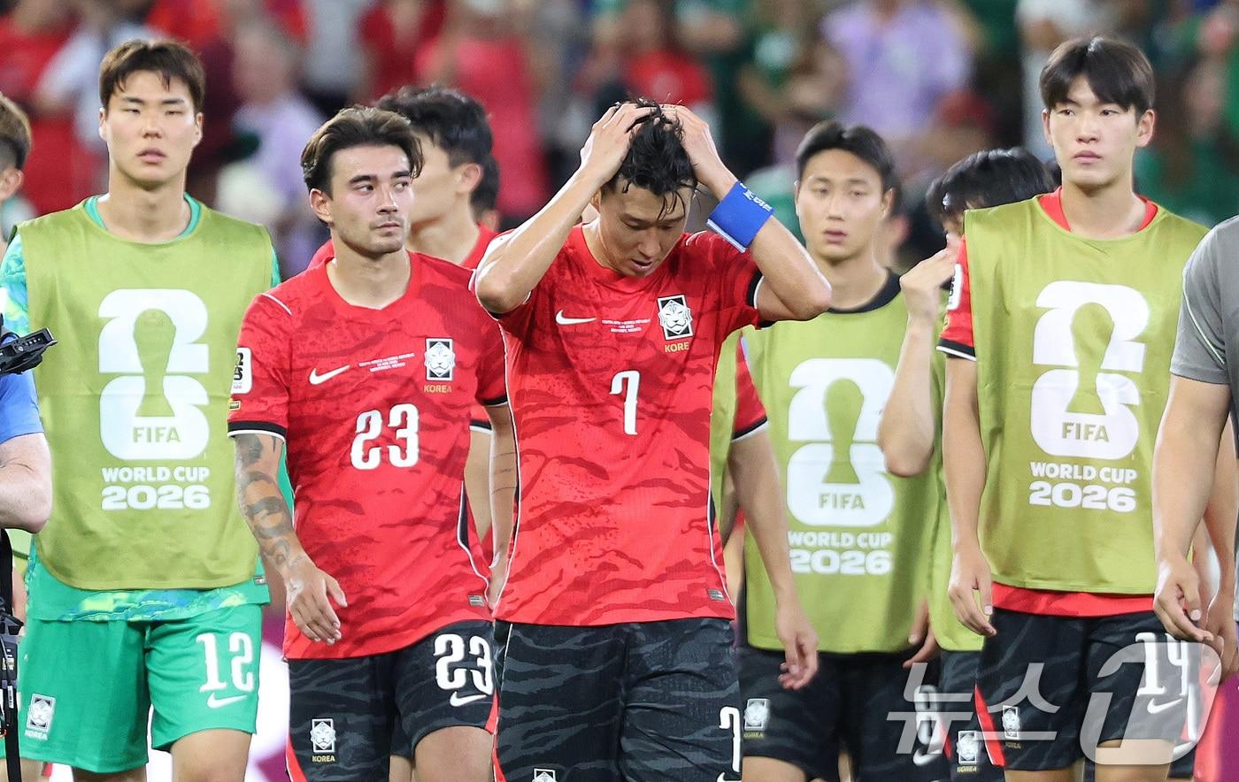 본문 이미지 - 대한민국 축구국가대표팀 손흥민이 24일(현지시간) 멕시코 몬테레이 스타디움에서 열린 2026 북중미 월드컵 A조 조별리그 3차전 대한민국과 남아프리카 공화국의 경기에서 1-0으로 패한 뒤 아쉬워 하고 있다. 2026.6.25 ⓒ 뉴스1 박지혜 기자