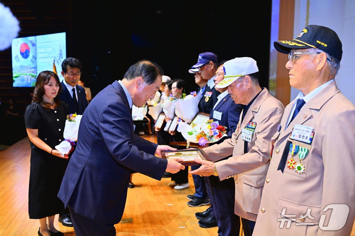 본문 이미지 - 25일 강원 속초문화예술회관 대공연장에서 열린 6·25 전쟁 제 76주년 기념식.(속초시 제공, 재판매 및 DB 금지) 2026.6.25/뉴스1