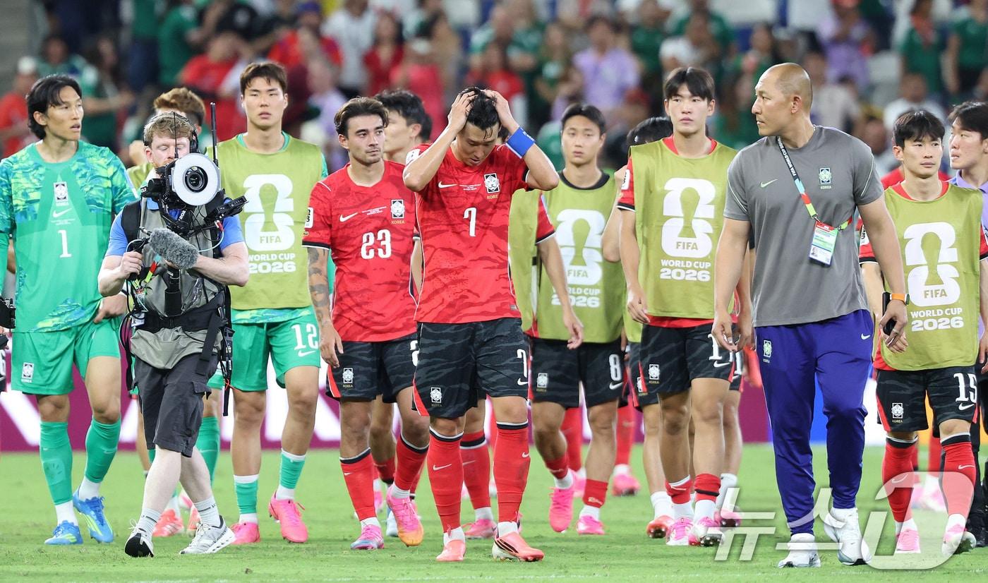 본문 이미지 - 대한민국 축구국가대표팀 손흥민이 24일(현지시간) 멕시코 몬테레이 스타디움에서 열린 2026 북중미 월드컵 A조 조별리그 3차전 대한민국과 남아프리카 공화국의 경기에서 0-1로 패한 뒤 아쉬워 하고 있다. 2026.6.25 ⓒ 뉴스1 박지혜 기자