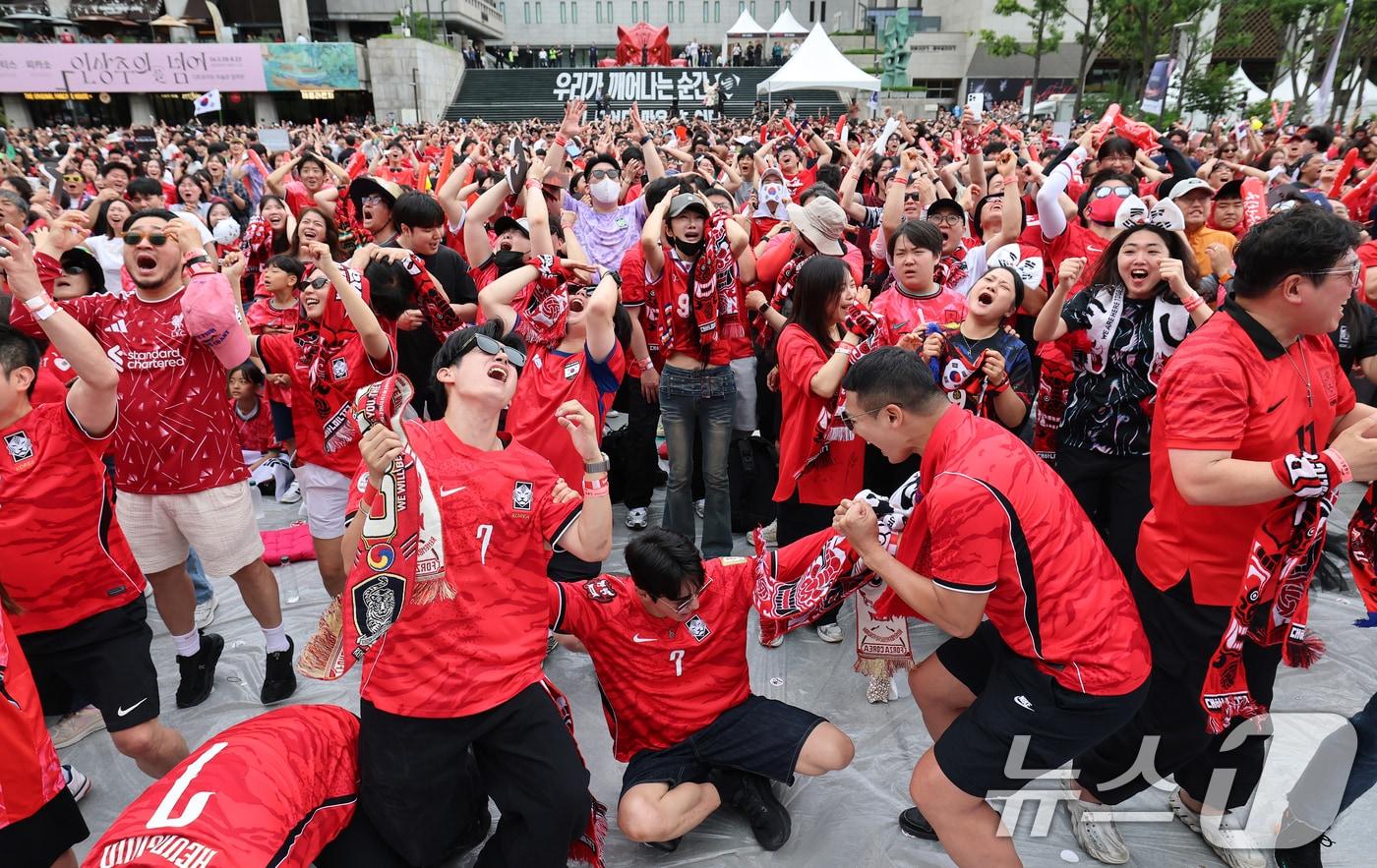 본문 이미지 - 축구 국가대표팀 공식 서포터즈 붉은악마와 시민들이 25일 서울 종로구 광화문광장에서 열린 2026 국제축구연맹(FIFA) 북중미월드컵 A조 조별리그 3차전 대한민국과 남아프리카공화국의 경기 거리응원에서 찬스가 무산되자 아위워하고 있다. 2026.6.25 ⓒ 뉴스1 오대일 기자