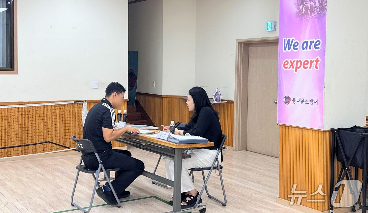 본문 이미지 - 24일 동대문소방서 '찾아가는 보상보훈지원센터'에서 소방공무원이 상담을 받고 있다. (국가보훈부 서울지방보훈청 제공)