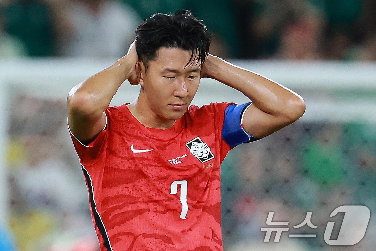 본문 이미지 - 대한민국 축구국가대표팀 손흥민이 24일(현지시간) 멕시코 몬테레이 스타디움에서 열린 2026 북중미 월드컵 A조 조별리그 3차전 대한민국과 남아프리카 공화국의 경기에서 남아공의 타펠로 마세코에게 골을 허용하고 아쉬워하고 있다. 이날 경기는 대한민국이 남아공을 상대로 0-1로 패배했다. 2026.6.25 ⓒ 뉴스1 임세영 기자