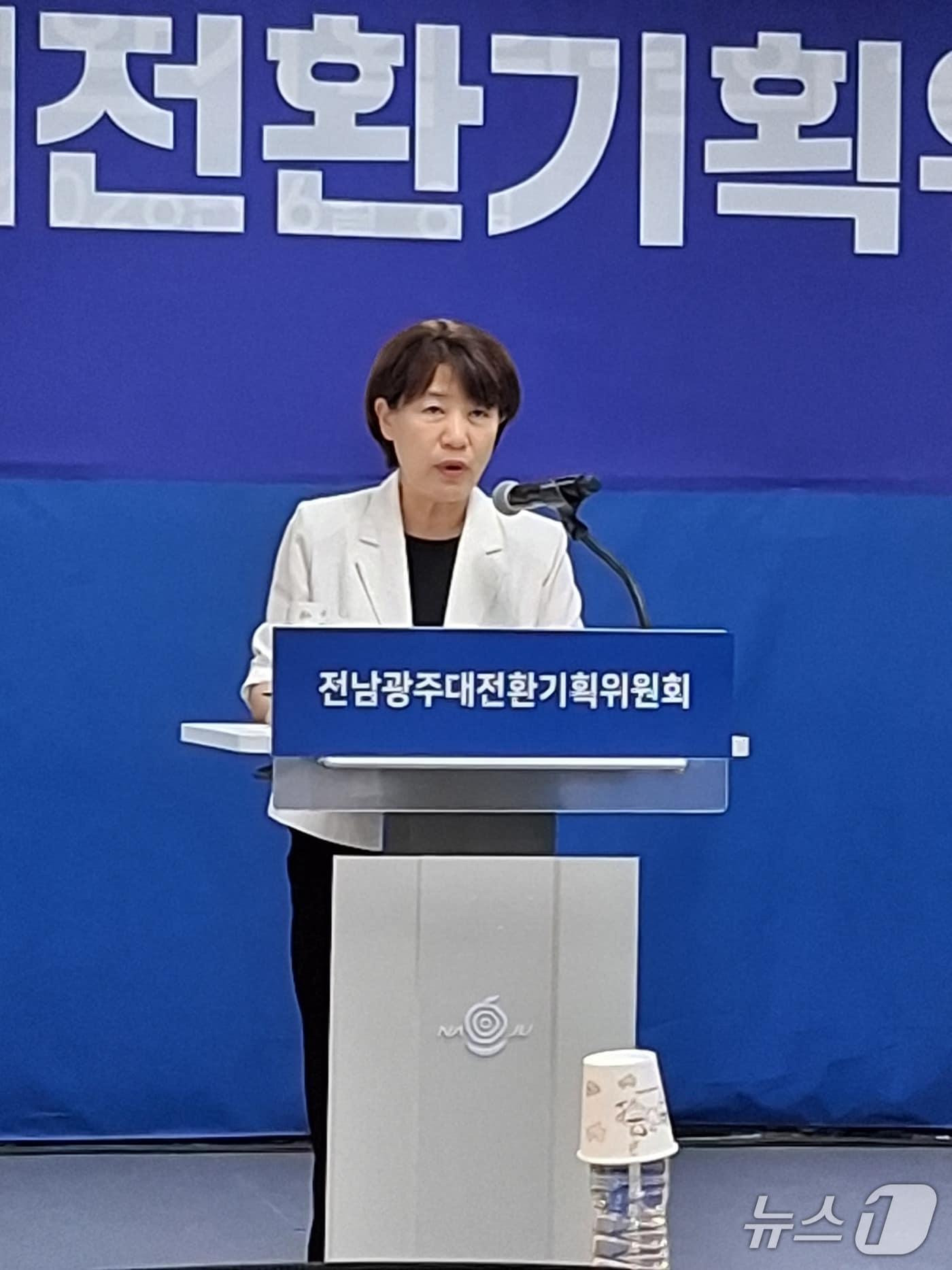 본문 이미지 - 1일 나주 빛가람복합문화체육센터 대회의실에서 김광란 전남광주대전획위원회 대변인이 전남광주통합특별시 공공기관장 임기와 관련한 브리핑을 하고 있다. 2026.6.25/뉴스1