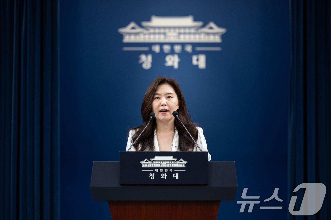 본문 이미지 - 강유정 수석대변인이 25일 청와대 춘추관에서 일정 공지 관련 브리핑을 하고 있다. 2026.6.25 ⓒ 뉴스1 이재명 기자