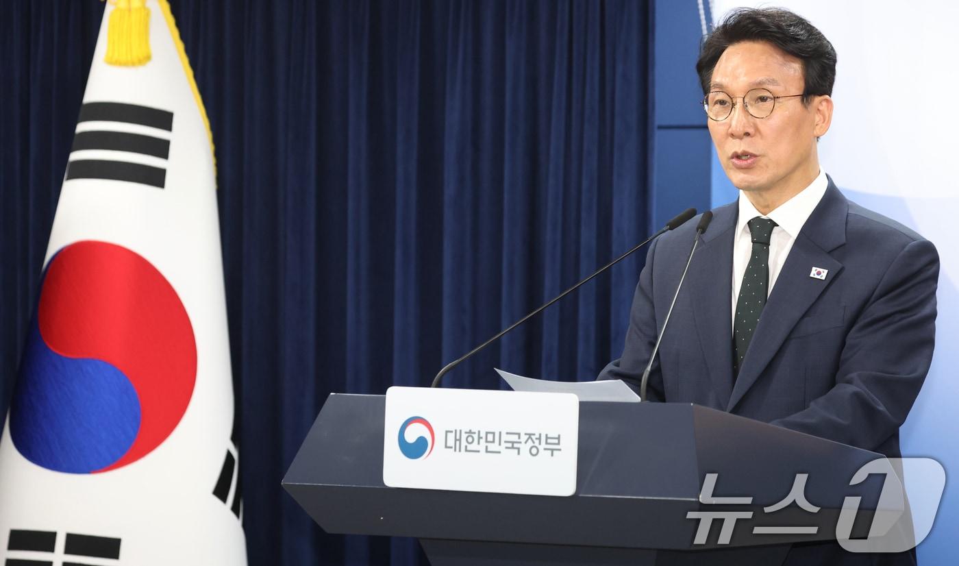 본문 이미지 - 김민석 국무총리가 25일 서울 종로구 세종대로 정부서울청사에서 정부의 검찰개혁 방향 관련 브리핑을 하고 있다. 2026.6.25 ⓒ 뉴스1 김명섭 기자