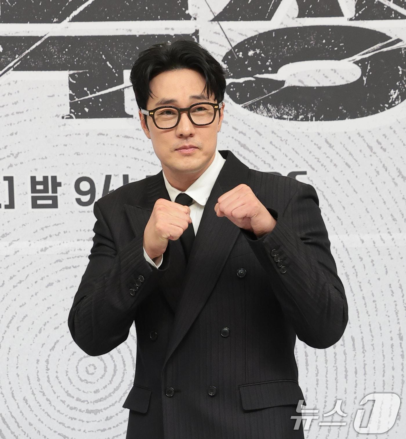 본문 이미지 - 배우 소지섭이 25일 오후 서울 양천구 SBS 목동 사옥에서 열린 SBS 금토드라마 ‘김부장’(극본 남대중/연출 이승영) 제작발표회에 참석해 포즈를 취하고 있다. ‘김부장’은 세상에서 가장 평범한 아빠가 하나뿐인 딸을 되찾기 위해 싸우는 복수 액션 드라마다. 2026.6.25 ⓒ 뉴스1 권현진 기자