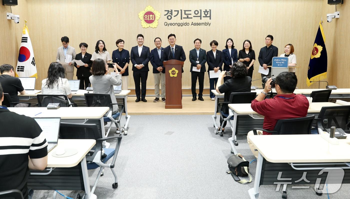 본문 이미지 - 최종현 경기도의회 민주당 대표의원(가운데)이 25일 퇴임 기자회견에서 지난 2년의 성과를 되짚으며 "도민 곁에서 민생을 위해 쉼 없이 달려왔다"고 자평했다.(도의회 민주당 제공. 재판매 및 DB금지)/뉴스1