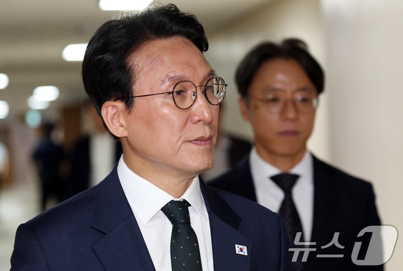 본문 이미지 - 김민석 국무총리가 25일 서울 종로구 세종대로 정부서울청사에서 정부의 검찰개혁 방향 관련 브리핑을 하기 위해 이동하고 있다. 2026.6.25 ⓒ 뉴스1 김명섭 기자