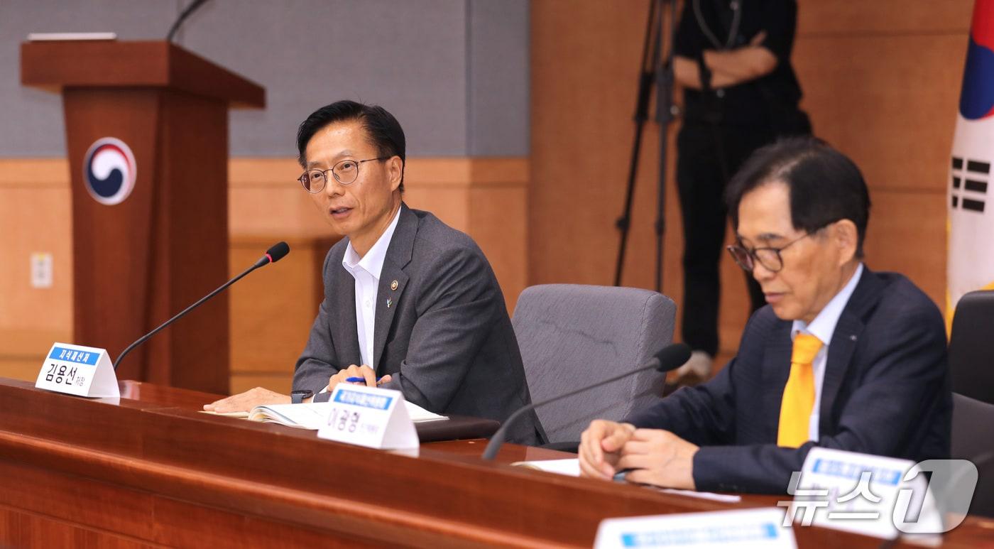 본문 이미지 - 김용선 지식재산처장(왼쪽)이 '제41차 국가지식재산위원회' 본회의에서 발언을 하고 있다.(지식재산처 제공.재판매 및 DB금지)/뉴스1