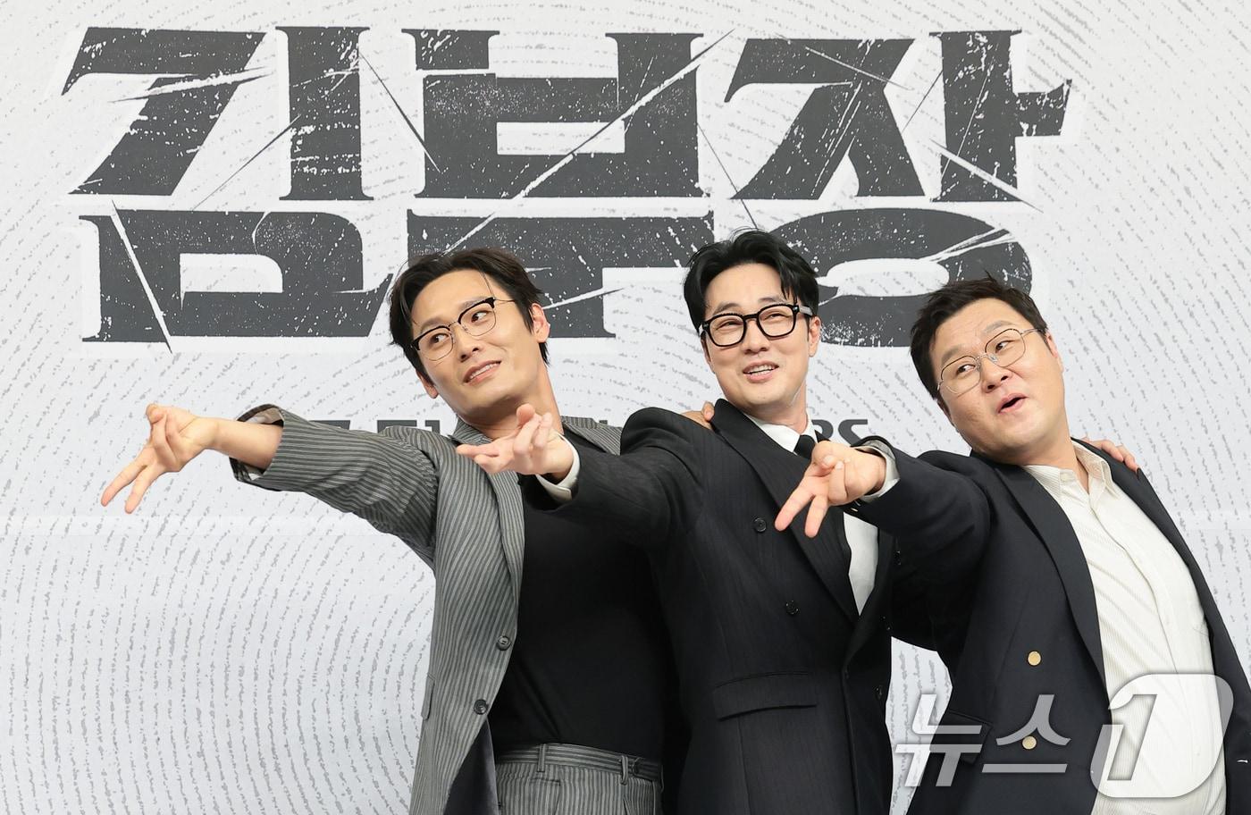 본문 이미지 - 배우 최대훈(왼쪽부터)과 소지섭, 윤경호가 25일 오후 서울 양천구 SBS 목동 사옥에서 열린 SBS 금토드라마 ‘김부장’(극본 남대중/연출 이승영) 제작발표회에 참석해 포즈를 취하고 있다. ‘김부장’은 세상에서 가장 평범한 아빠가 하나뿐인 딸을 되찾기 위해 싸우는 복수 액션 드라마다. 2026.6.25 ⓒ 뉴스1 권현진 기자