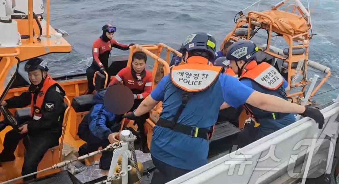 본문 이미지 - 25일 부산 기장군 대변항 남동방 약 42.6㎞ 해상에서 어선 침몰 사고로 승선원 2명이 실종된 가운데 해경이 구조 작업을 벌이고 있다. ⓒ 뉴스1 김세은 기자