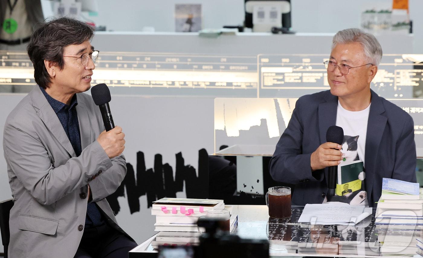 본문 이미지 - 유시민 작가가 25일 서울 강남구 코엑스에서 열린 서울국제도서전 ‘돌베개·평산책방’ 부스에서 문재인 전 대통령과 북토크를 하고 있다. 2026.6.25 ⓒ 뉴스1 김진환 기자