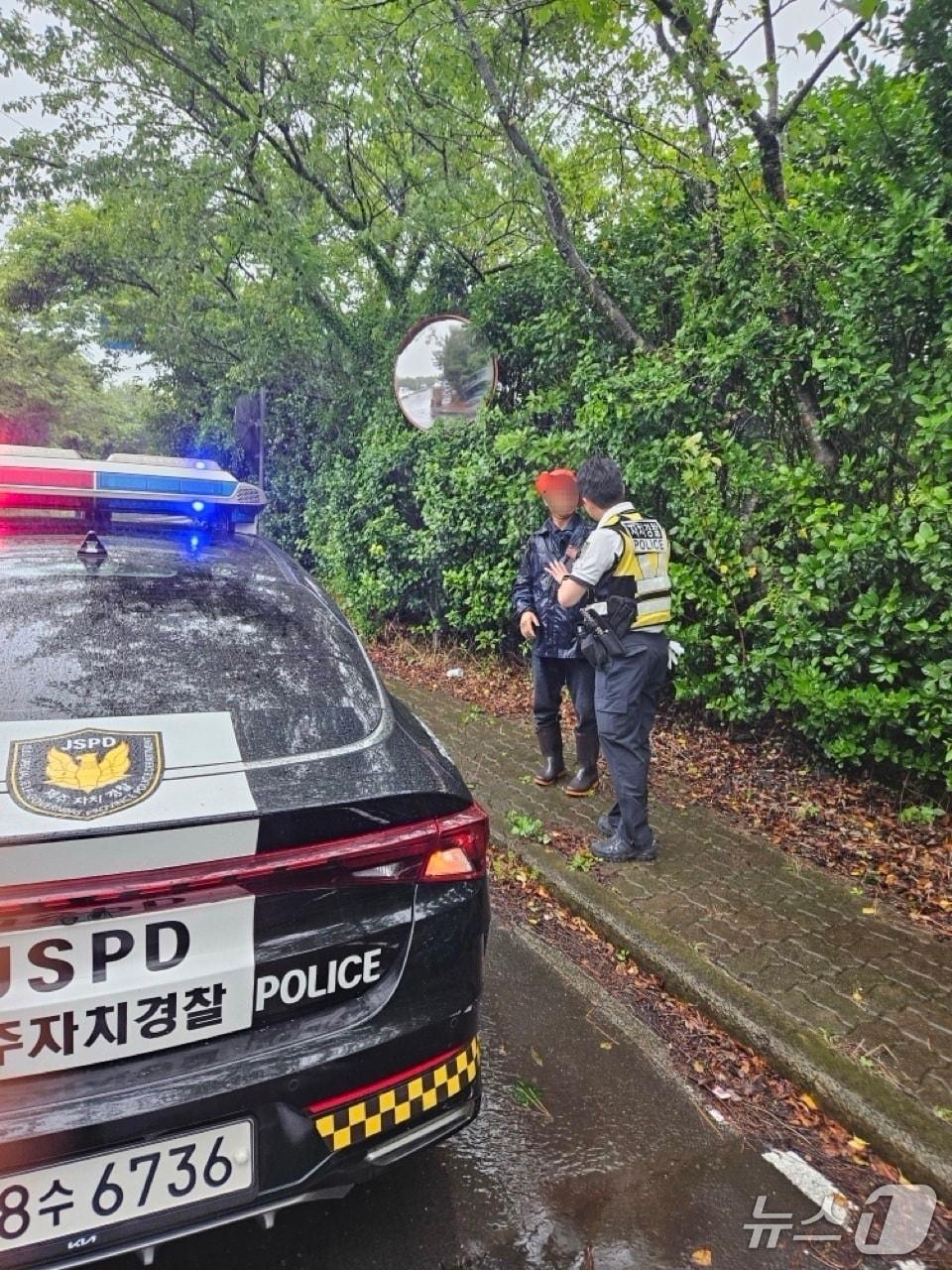 본문 이미지 - 길잃은 노인 구조하는 자치경찰(제주자치경찰 제공. 재판매 및 DB금지)/뉴스1