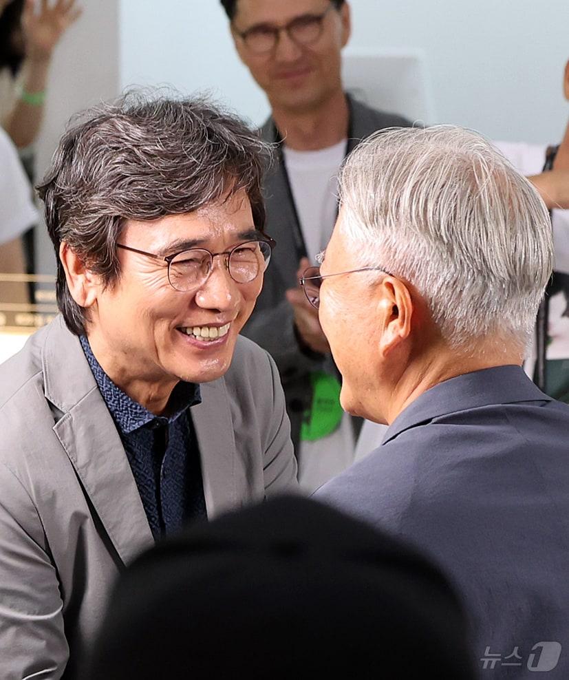 본문 이미지 - 유시민 작가가 25일 서울 강남구 코엑스에서 열린 서울국제도서전 ‘돌베개·평산책방’ 부스를 찾아 문재인 전 대통령(오른쪽)과 인사를 나누고 있다. 2026.6.25 ⓒ 뉴스1 김진환 기자