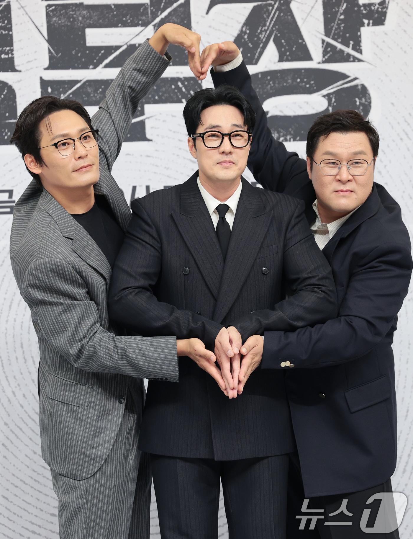 본문 이미지 - 배우 최대훈(왼쪽부터)과 소지섭, 윤경호가 25일 오후 서울 양천구 SBS 목동 사옥에서 열린 SBS 금토드라마 ‘김부장’(극본 남대중/연출 이승영) 제작발표회에 참석해 포즈를 취하고 있다. ‘김부장’은 세상에서 가장 평범한 아빠가 하나뿐인 딸을 되찾기 위해 싸우는 복수 액션 드라마다. 2026.6.25 ⓒ 뉴스1 권현진 기자