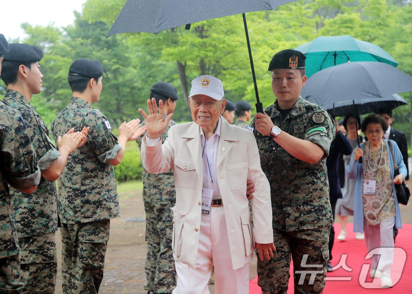 본문 이미지 - 25일 경기 이천시 육군특수전사령부에서 열린 ‘6·25 참전 유격군 무공훈장 수여행사’에서 훈장 수훈자  배동윤 옹이 행사장으로 입장하고 있다. (육군특수전사령부 제공. 재판매 및 DB 금지) 2026.6.25 