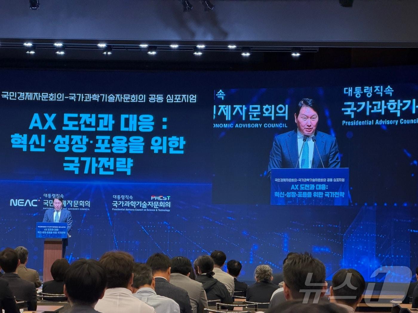 본문 이미지 - 최태원 SK그룹 및 대한상공회의소 회장이 25일 서울 대한상공회의소에서 열린 '국민경제자문회의-국가과학기술자문회의 공동 심포지엄'에 참석해 축사를 하고 있다. 2026.6.25 ⓒ 뉴스1 이기범 기자