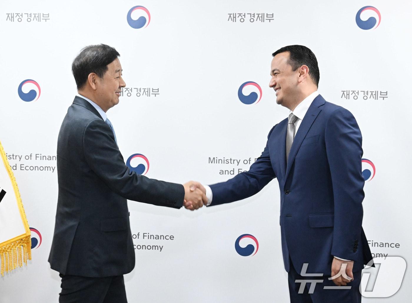본문 이미지 - 구윤철 부총리 겸 재정경제부 장관이 24일 오후 서울 종로구 정부서울청사에서 라지즈 쿠드라토프 우즈베키스탄 투자산업통상부 장관과 면담 기념 악수를 하고 있다. (재정경제부 제공. 재판매 및 DB금지) 2026.6.25 ⓒ 뉴스1