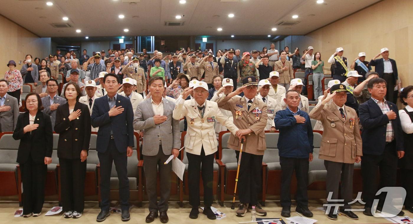 본문 이미지 - 25일 전북 진안군은이 문화의집 마이홀에서 6·25전쟁 제76주년 기념행사를 갖고 있다.(진안군제공. 재판매 및 DB금지)2026.6.25/뉴스1