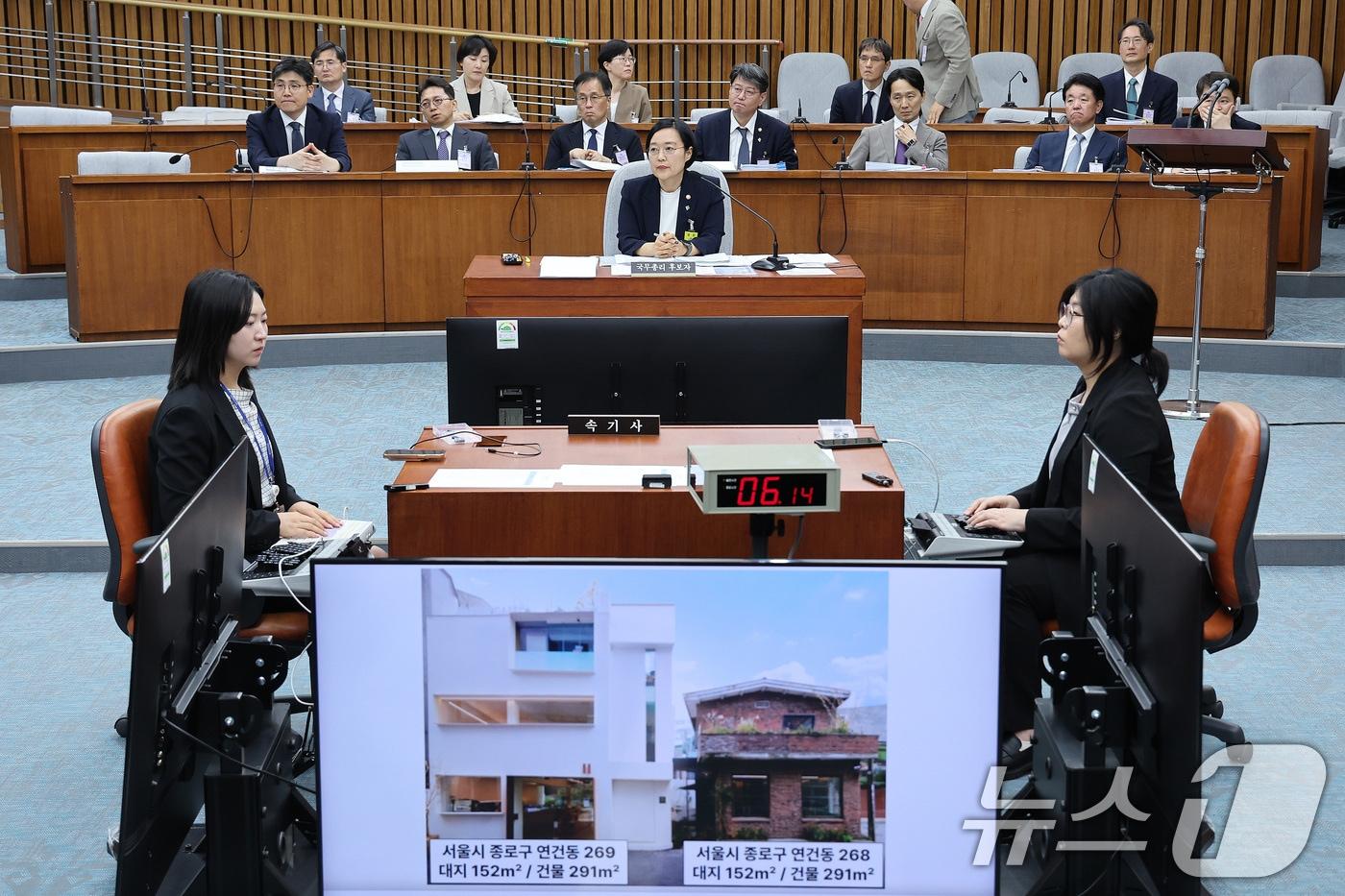 본문 이미지 - 한성숙 국무총리 후보자가 25일 서울 여의도에서 열린 인사청문회에서 종로구 연건동 카페 불법 증개축 논란에 대한 질의를 받고 있다. 2026.6.25 ⓒ 뉴스1 신웅수 기자