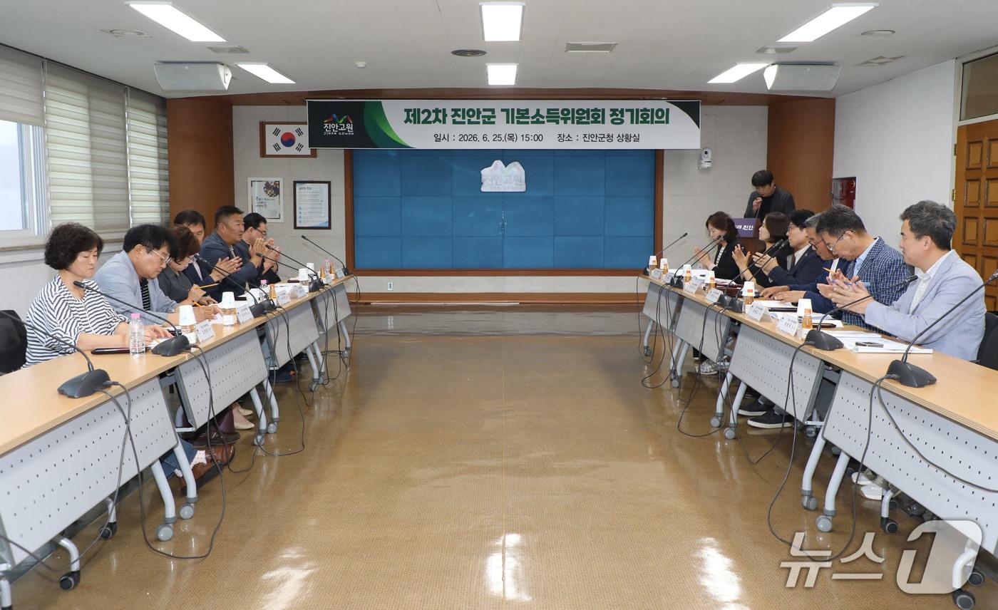 본문 이미지 - 25일 전북 진안군이 제2차 기본소득위원회 정기회의를 개최하고 있다.(진안군제공. 재판매 및 DB금지)2026.6.25/뉴스1