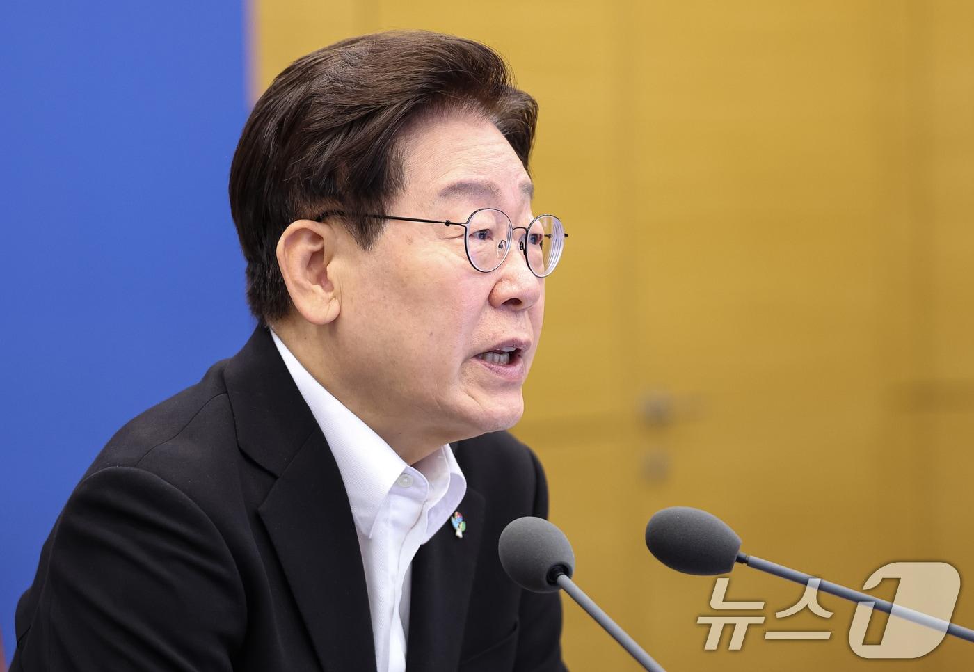본문 이미지 - 이재명 대통령이 25일 청와대에서 열린 수석보좌관회의에서 발언하고 있다. 2026.6.25 ⓒ 뉴스1 허경 기자
