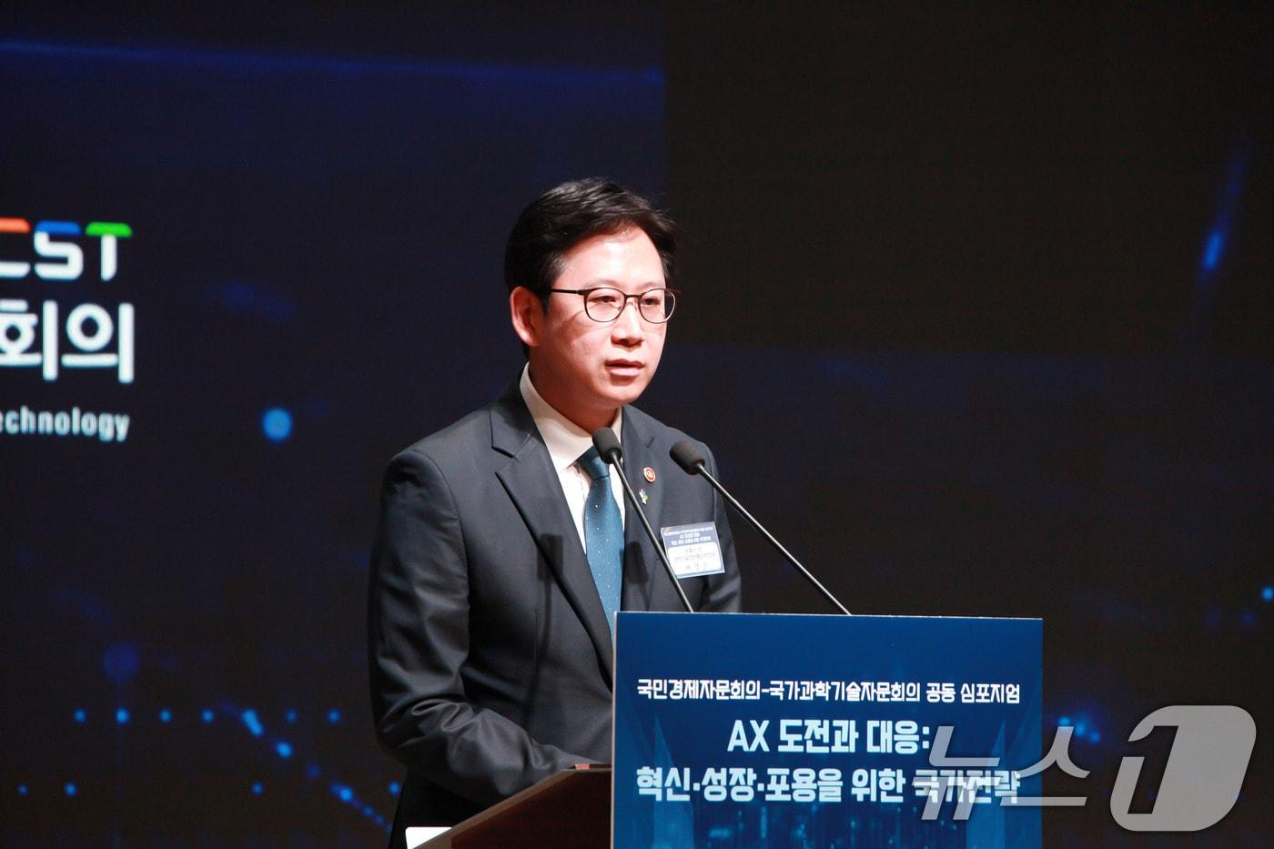 본문 이미지 - 배경훈 부총리 겸 과학기술정보통신부 장관이 25일 오후 서울 중구 대한상공회의소에서 'AX 도전과 대응, 혁신 성장 포용을 위한 국가전략' 을 주제로 열린 국가과학기술자문회의·국민경제자문회의 공동포럼에서 축사하고 있다. (국가과학기술자문회의 제공. 재판매 및 DB금지) 2026.6.25 ⓒ 뉴스1